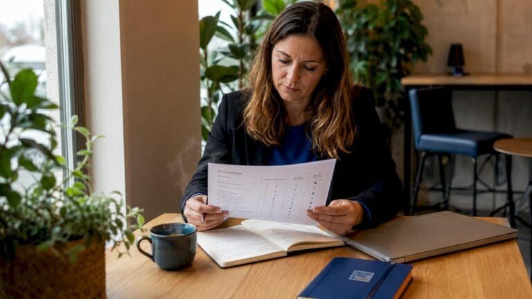 Responsable marketing en train d’examiner les critères de sélection des outils