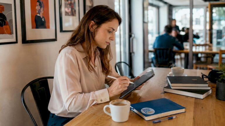 Une femme explore de nouvelles options pour élargir son réseau professionnel grâce à sa tablette.