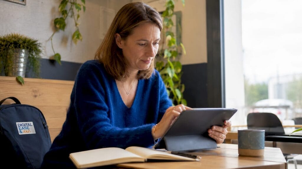 Une cheffe d’entreprise développe son projet sur tablette grâce à une solution no-code.