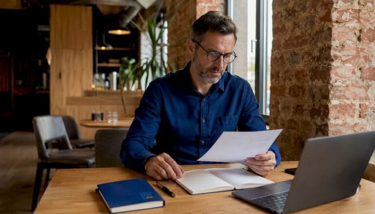 Chef d’entreprise de PME installé dans un bureau paisible en province