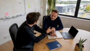Des chefs d'entreprise de PME échangent autour d'une table dans leur bureau.
