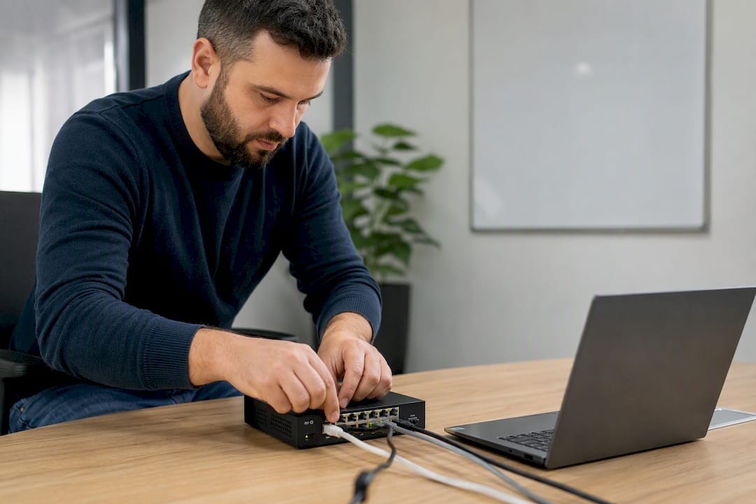 Manager en train de configurer du matériel d'intégration numérique