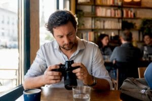 Un chef d'entreprise de PME qui adapte ses outils numériques pour optimiser son activité.
