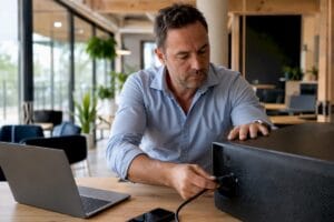 Dirigeant réglant un routeur dans un bureau de PME