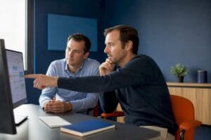 Chefs de PME analysant un suivi commercial