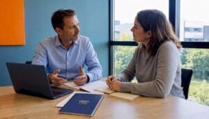 Des dirigeants de PME échangent autour d’une table lors d’une réunion.