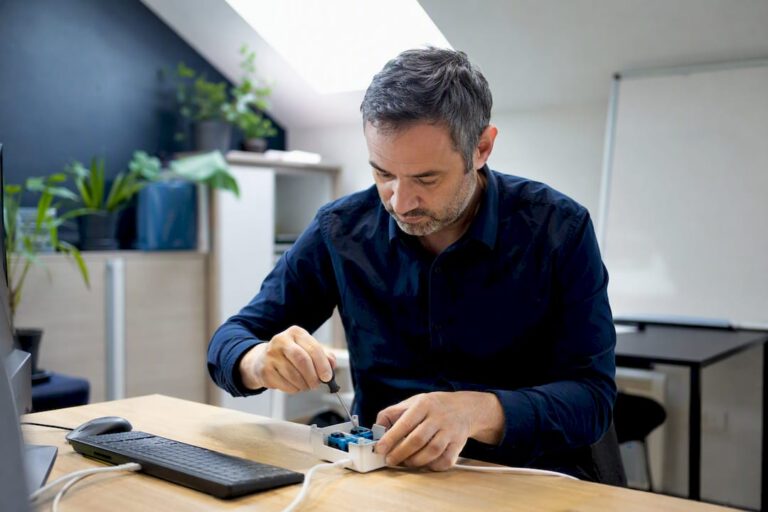 Dirigeant de PME adaptant son équipement numérique