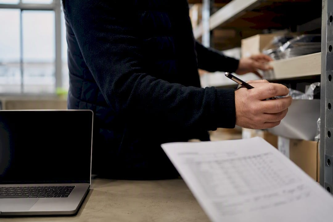 Logistique e-commerce PME : externaliser ou pas en 2026 ? 1 Mains comparant les critères d'un prestataire logistique