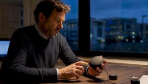 Chef d’entreprise de PME en train d’optimiser sa solution digitale