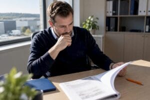 Un dirigeant relit un cahier des charges numérique