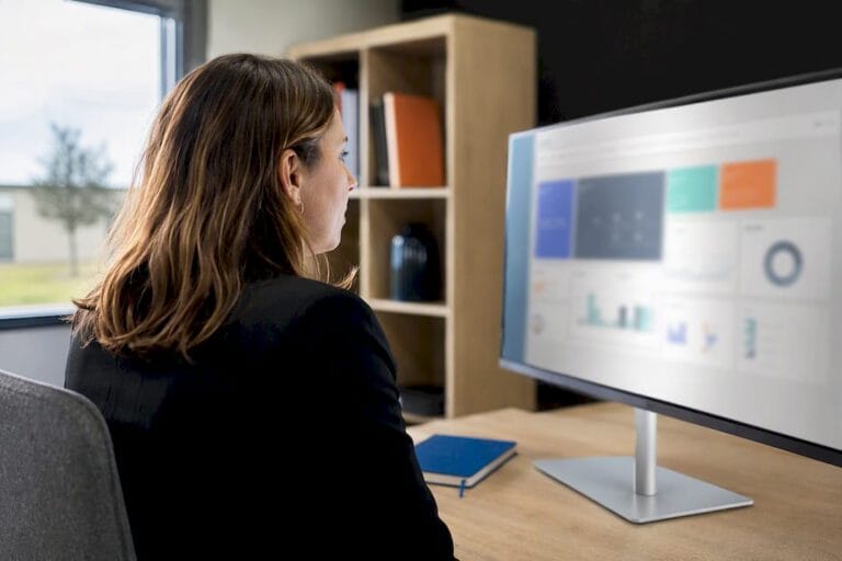 Dirigeante analysant un tableau de bord des indicateurs clés de performance