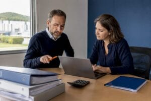 Responsables vérifiant un processus de facturation