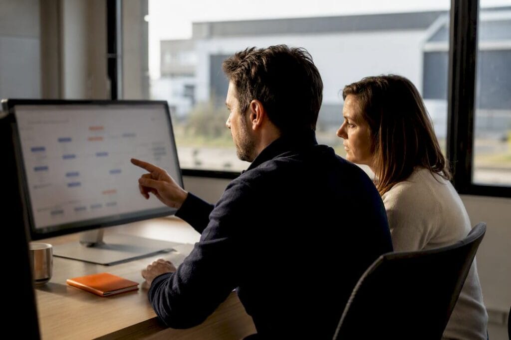 Chefs d'entreprise de PME mettant en place un support client automatisé