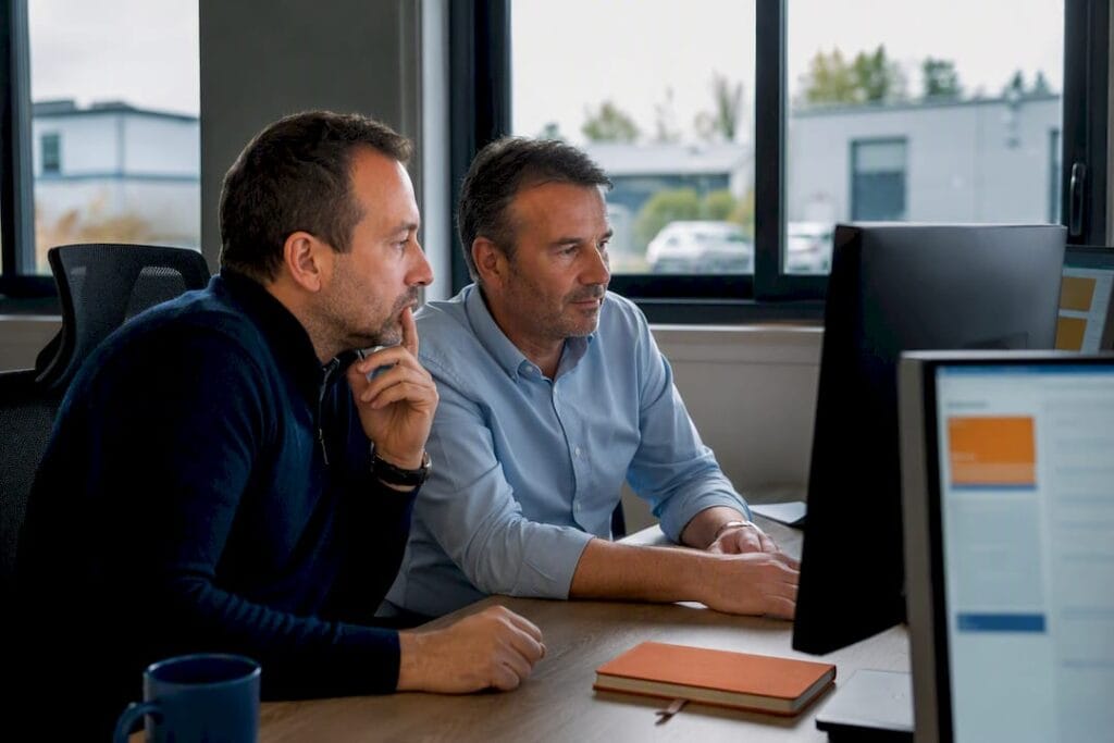 Chefs de PME en train de comparer deux outils numériques
