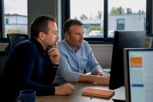 Chefs de PME en train de comparer deux outils numériques