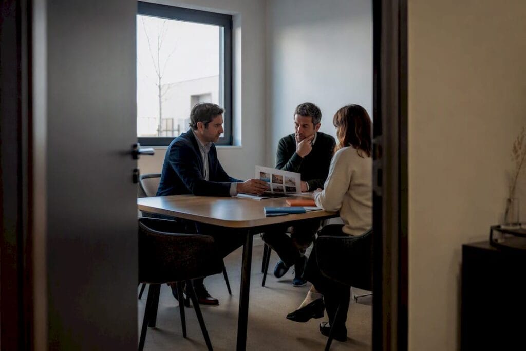 Des dirigeants en discussion avec un consultant en marketing