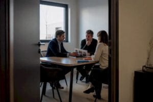 Des dirigeants en discussion avec un consultant en marketing