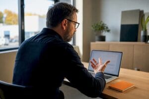 Chef d'entreprise de PME testant une application avec assistance IA