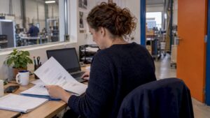 Responsable en train de préparer un guide B2B