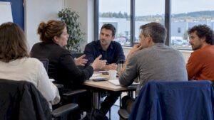 Le coach discute avec une petite équipe de direction