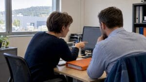 Équipe de PME en train d'analyser un tableau de données