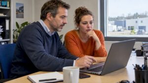 Des dirigeants en train d'évaluer un prototype d'application métier
